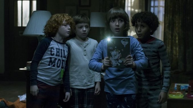 A monster chases a family through their smartphones in "Come Play"