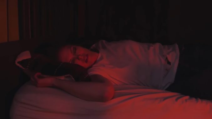 A traumatized young woman is seeking revenge in the thriller "Don't Tear Yourself Apart"